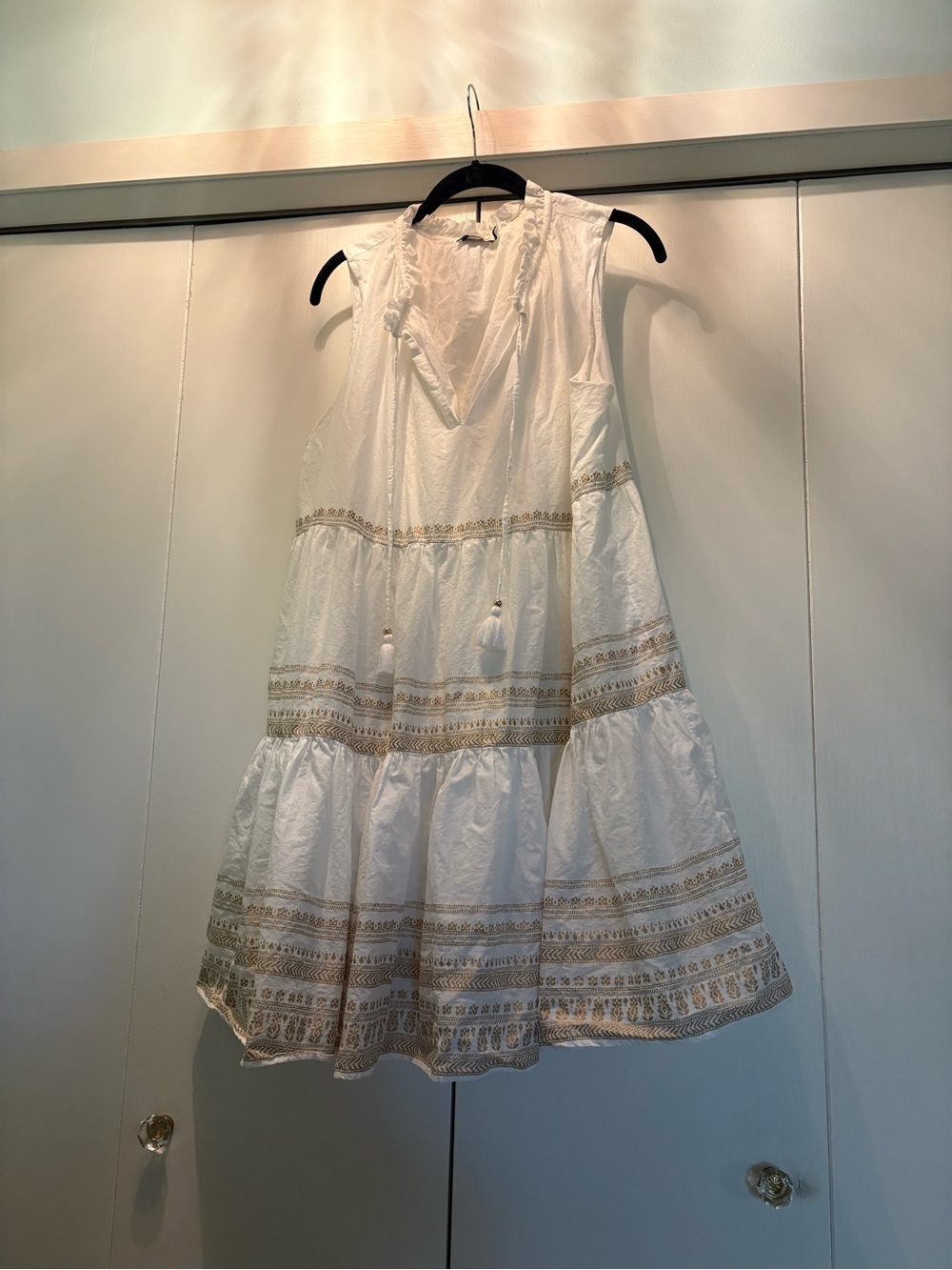 Vineyard Vines White Sleeveless Tiered Dress with Gold Trim